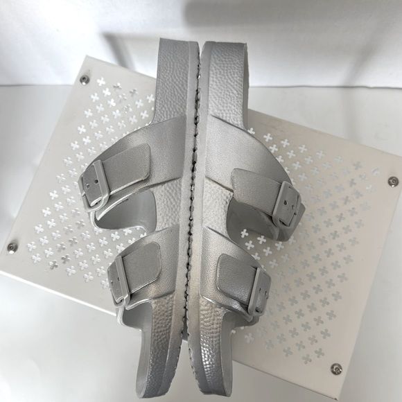 Shade & Shore Silver Slides Sandals Size 11 Flip Flop Summer Beach - Picture 3 of 8